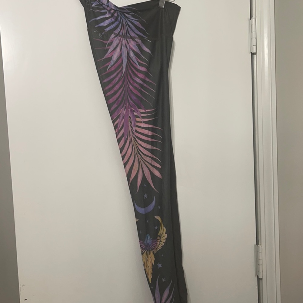 Teeki gently worn regular rise leggings Medium